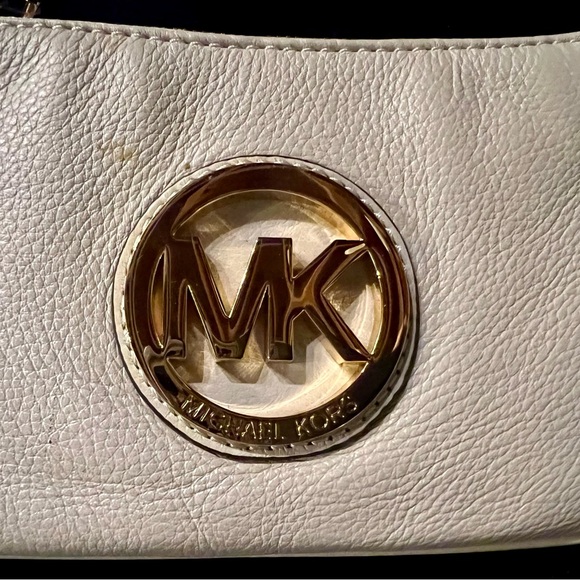 MICHAEL KORS Vanilla Leather Wristlet with Gold Round Logo & Handle. NWT - Picture 2 of 7